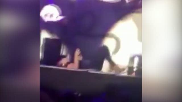 One Direction: Harry Styles cade sul palco