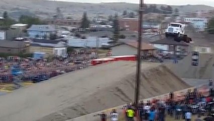 Stati Uniti, salta 51 metri con il camion: è record