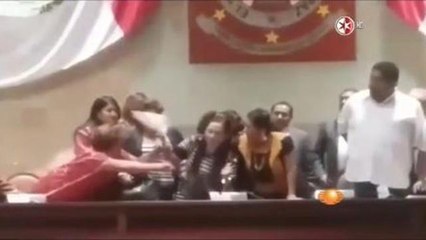 Messico: rissa  e lacrimogeni in Parlamento a Oaxaca