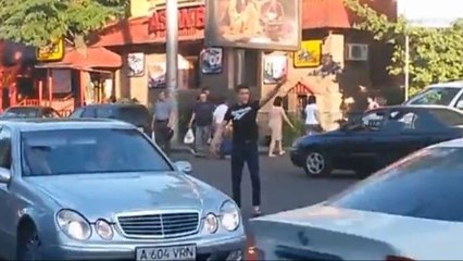 Semaforo fuori uso? Ci pensa un passante a dirigere il traffico