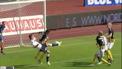 L’incredibile tacco volante del danese  Aabech