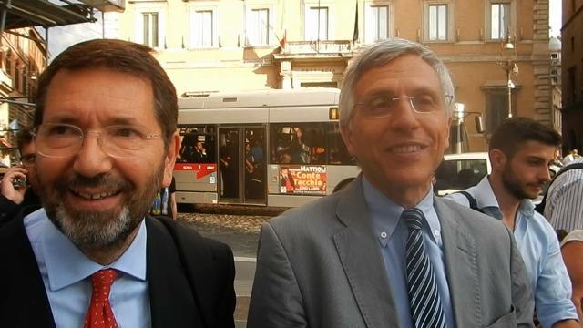 Mafia Capitale: fischi e applausi per Marino alla fiaccolata per la legalità