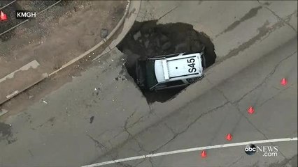 Si apre cratere, auto della polizia inghiottita