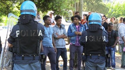 Video herunterladen: Urla e spintoni contro lo sgombero della baraccopoli