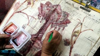 Maurizia Gentile dipinge con il vino davanti allo spazio della Coldiretti