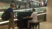 Stazione Centrale, il pianista che incanta con i Pink Floyd