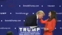 Donald Trump fa salire sul palco una donna: «Tocca, non ho il toupet vero?»