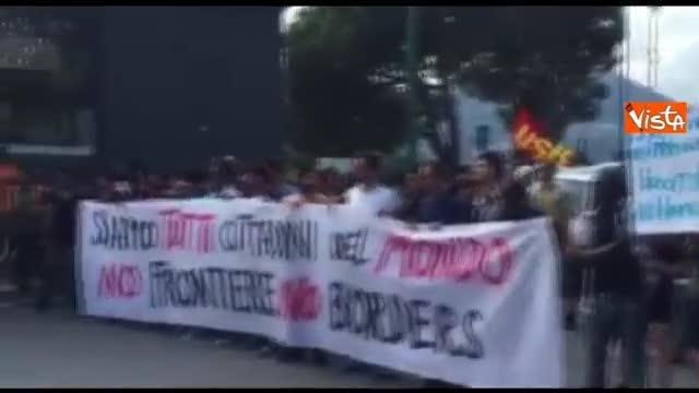 Migranti, a Ventimiglia corteo dei centri sociali