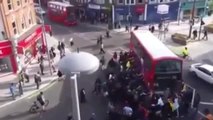 Londra, in 100 accorrono per sollevare l’autobus che aveva schiacciato un ciclista