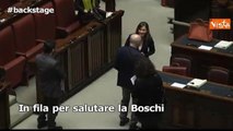 Tutti in fila per la Boschi mentre Renzi fa il maestrino