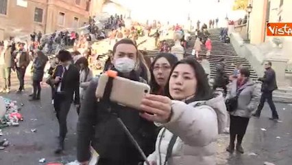 Turisti asiatici si fanno selfie davanti alla «Barcaccia»