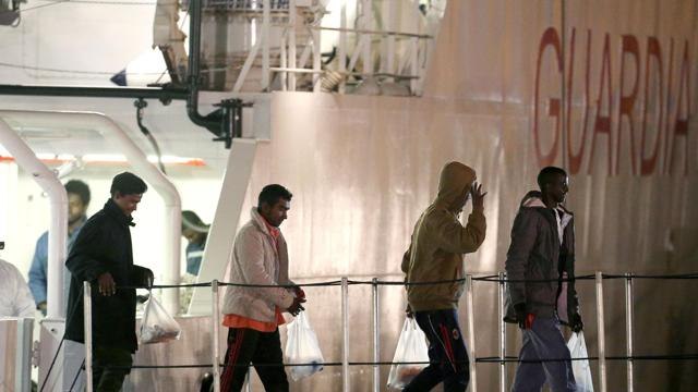Strage migranti, l’arrivo dei sopravvissuti a Catania