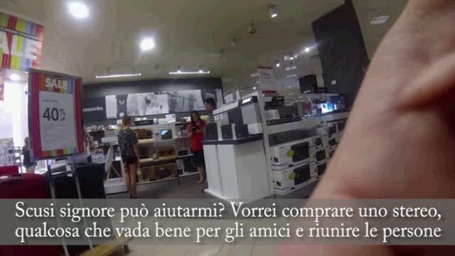 Chiede di provare lo stereo, ma ecco cosa accade