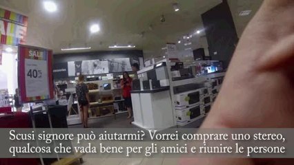 Chiede di provare lo stereo, ma ecco cosa accade