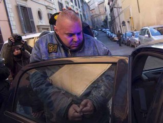 Télécharger la video: Roma, 61 arresti per associazione mafiosa: estorsione e usura