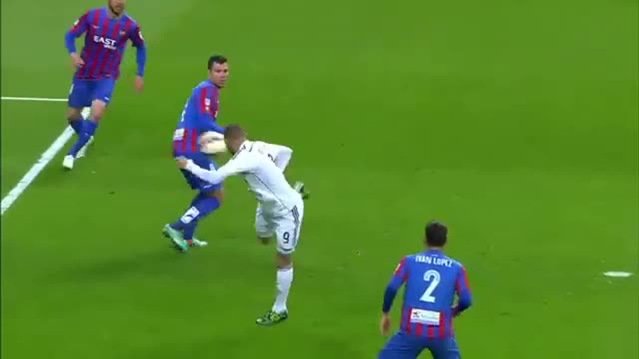Geniale  Benzema: spettacolare colpo di tacco al volo. Il palo gli nega il gol