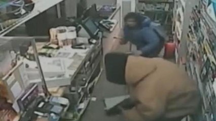 Spara al malvivente, giovane commessa sventa una rapina