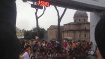 Maratona: la partenza degli 80 mila sotto la pioggia