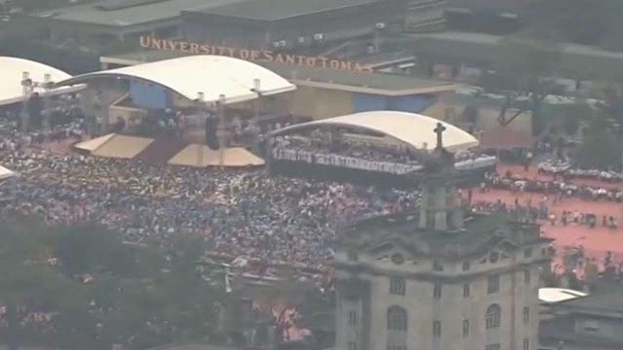 Manila,  giovane commossa e il Papa la abbraccia