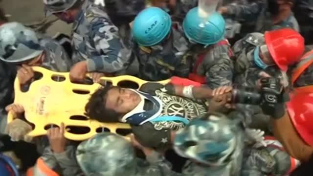 Nepal, 15enne estratto dalle macerie dopo 5 giorni