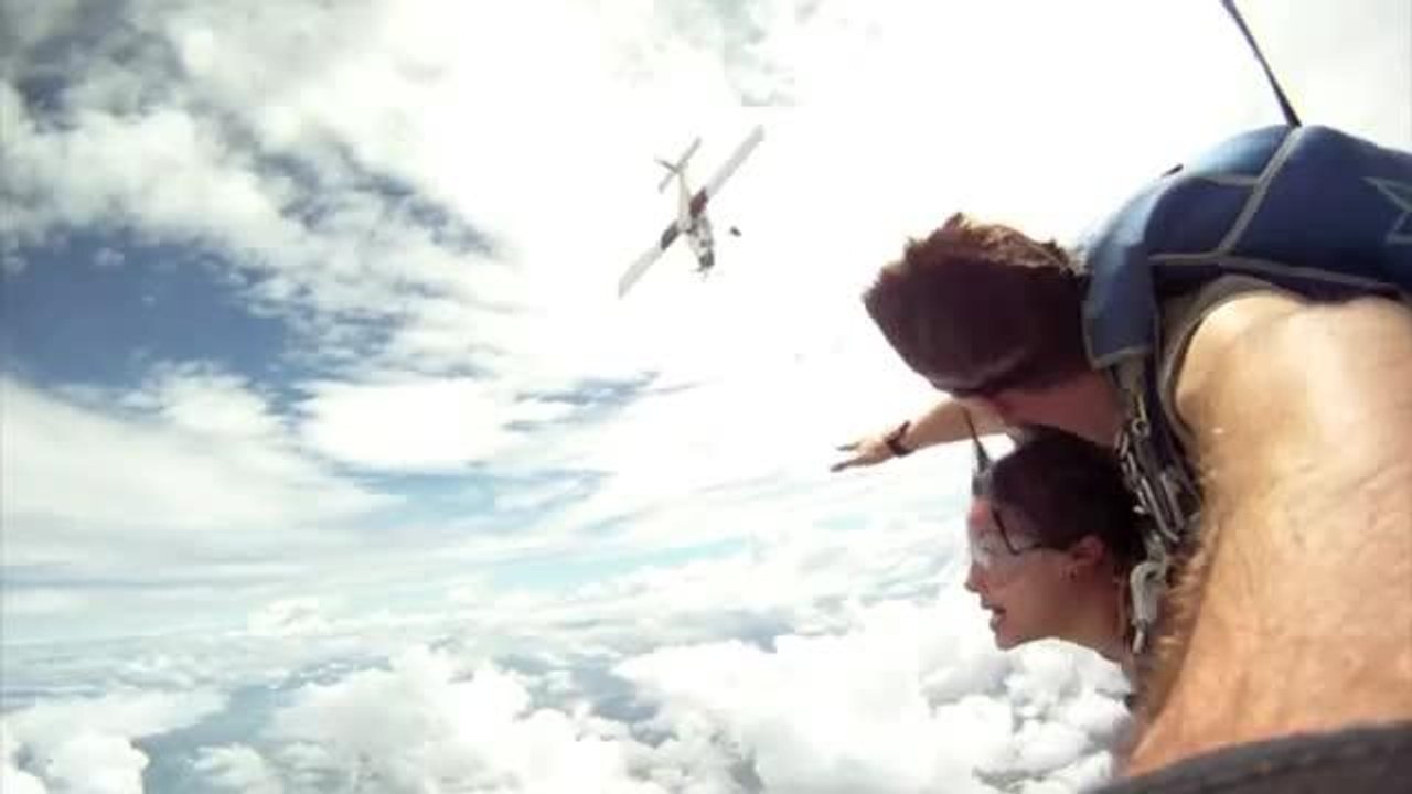 Sfiorata collisione in volo tra  due paracadutisti e il loro aereo