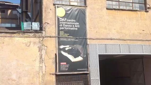 La scuola di danza e il marciapiedi invaso dai rifiuti