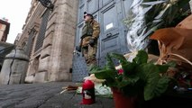 Fiori e messaggi di solidarietà all'ambasciata di Francia in piazza Farnese