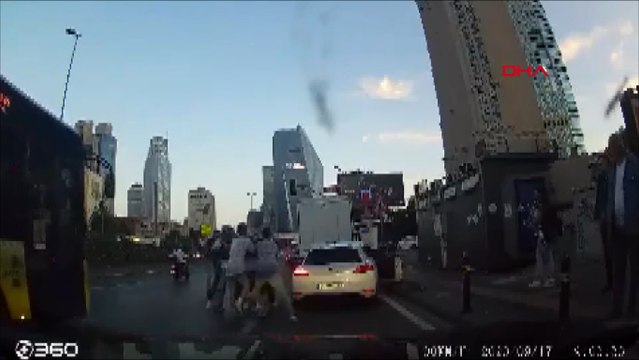 Kağıthane'de trafikte tekme tokat kavga kamerada