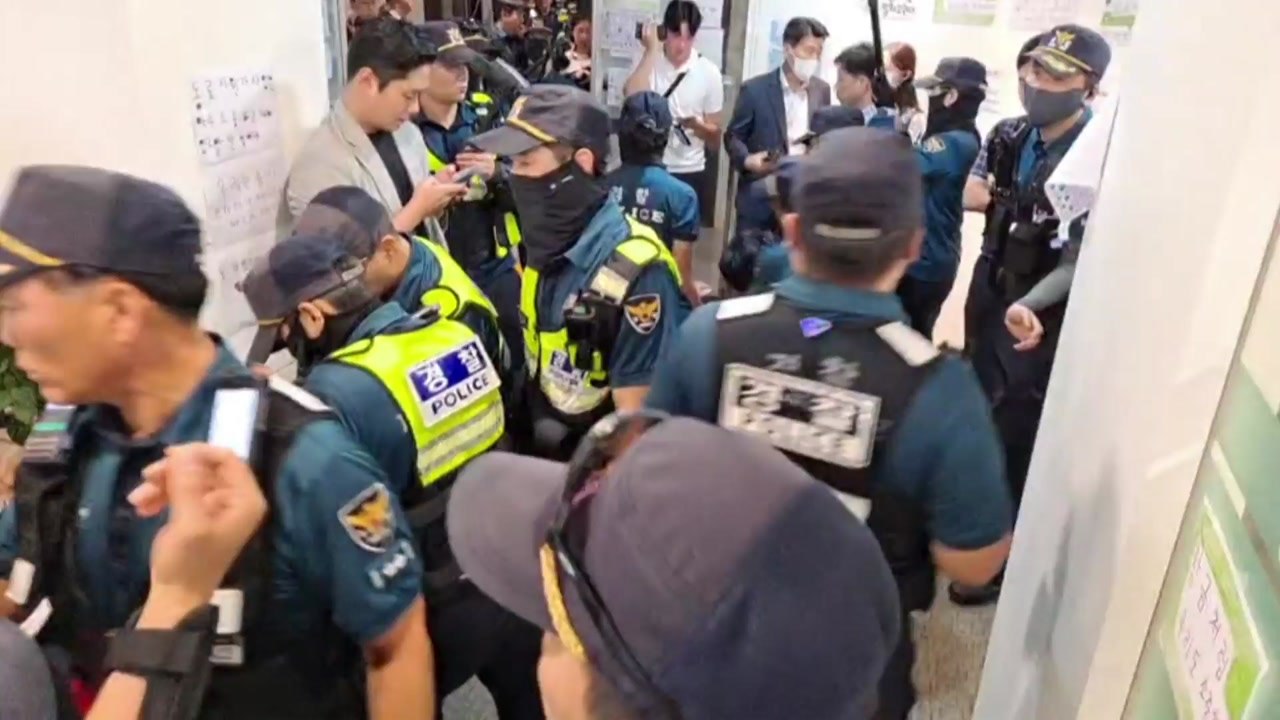 전장연, 장애인고용공단 기습 점거...27명 현행범 체포 / YTN