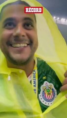 Chiva disfrazado de ÁGUILA le tira a ALEXIS VEGA en el CLÁSICO NACIONAL