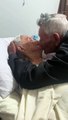 ¡El último adiós! Abuelito se despide entre lágrimas de su esposa en su lecho de muerte