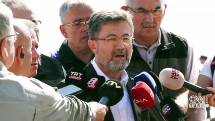 Bakan Yumaklı: İzmir'de yangına müdahale eden bir helikopter baraja düştü
