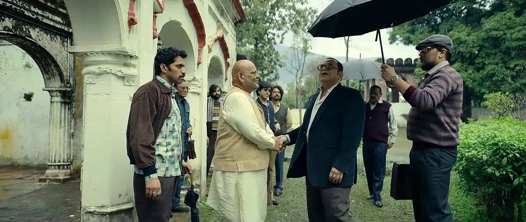 Guns And Gulaabs S01 E01  003