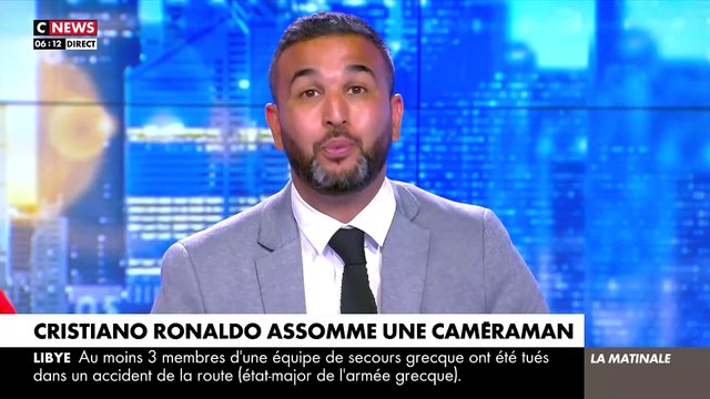 L'image choc de Cristiano Ronaldo qui manque hier son coup franc et un caméraman reçoit violemment le ballon en pleine tête