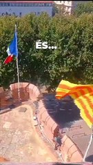Activistes retiren la bandera francesa del Castellet