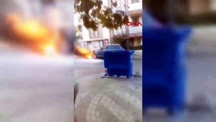 Üsküdar'da Park Halindeki Otomobil Alev Alev Yandı