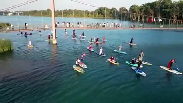 Adana’da bir grup Seyhan Nehri'nde kostümlü kano festivali düzenledi. Festivalde renkli görüntüler oluştu. Adana Kano Keyfi ve Mersin Sup oluşumları Seyhan Nehri'nde kostümlü kano festivali düzenledi. Festivale yüzlerce kişi ilginç birbirinden ilginç kost