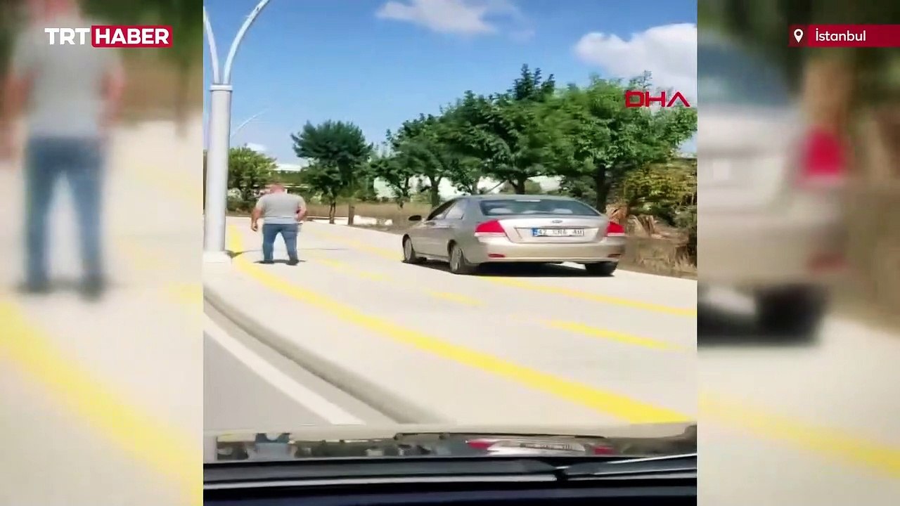 Boş yol yerine kaldırımdan gitti, yayalara korna çalıp yol istedi