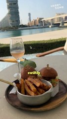 Burger Bandit: Wild Parrot Crashes Ladies' Lunch! || Heartsome 