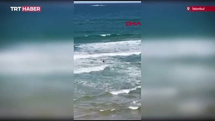 Dalgalara aldırış etmeden denize girdi, boğulmaktan son anda kurtarıldı