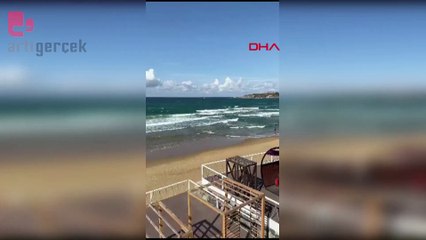 Dalgalara aldırmadan denize girdi