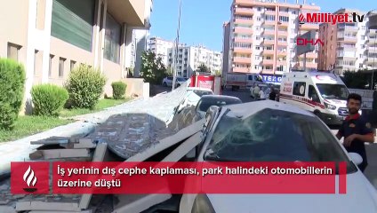 Dış cephe kaplaması 3 otomobilin üzerine düştü