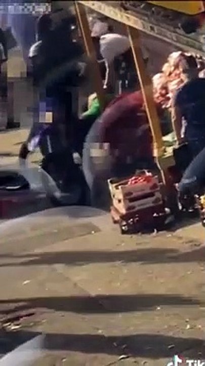 İngiltere'de 11 yaşındaki bir kıza saldıran Bully cinsi köpek kızı kurtarmaya çalışan iki kişiyi hastanelik ett