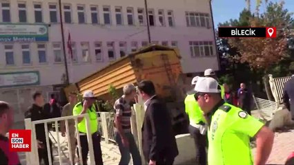 Bilecik'te freni arızalanan kamyon sınav merkezi binasının bahçesine girdi, sürücü yaralandı