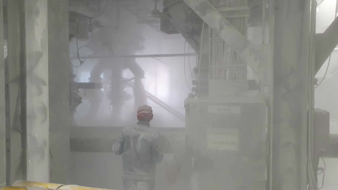 석회석 공장에서 40대 작업자 저장 탱크 안으로 추락...구조 중 / YTN