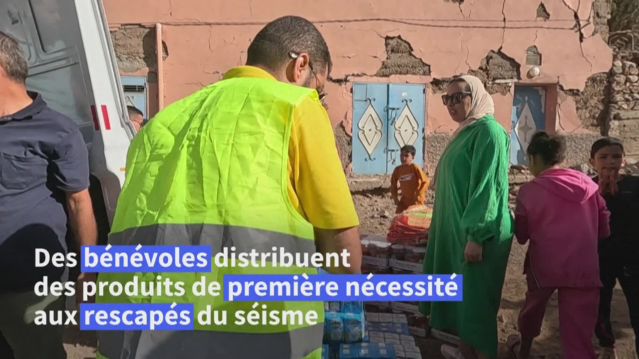 Maroc: distribution d'aide dans un village dévasté par le séisme