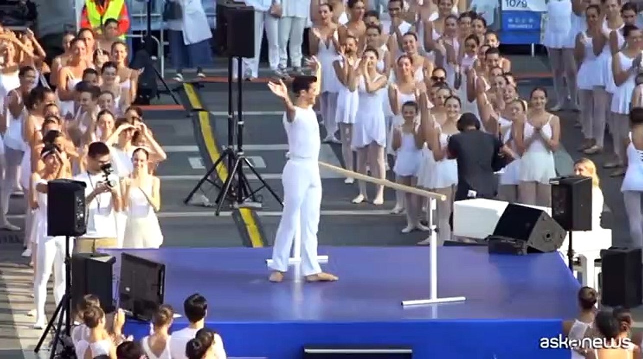 Il Ballo in bianco in Duomo: 2.300 danzatori alla sbarra con Bolle