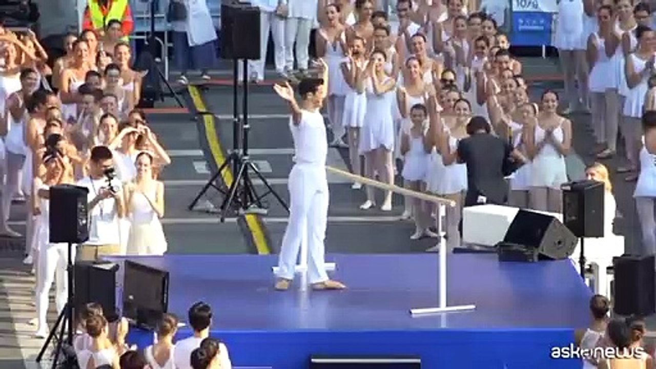 Il Ballo in bianco in Duomo: 2.300 danzatori alla sbarra con Bolle