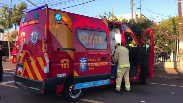 Ciclista quebra o para-brisa de Jetta com a cabeça após acidente de trânsito no bairro Coqueiral
