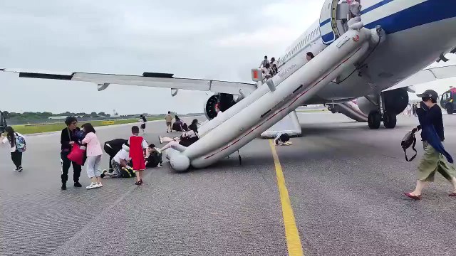 Yolcu uçağında büyük panik! Alevler yükseldi, yolcular tahliye edildi